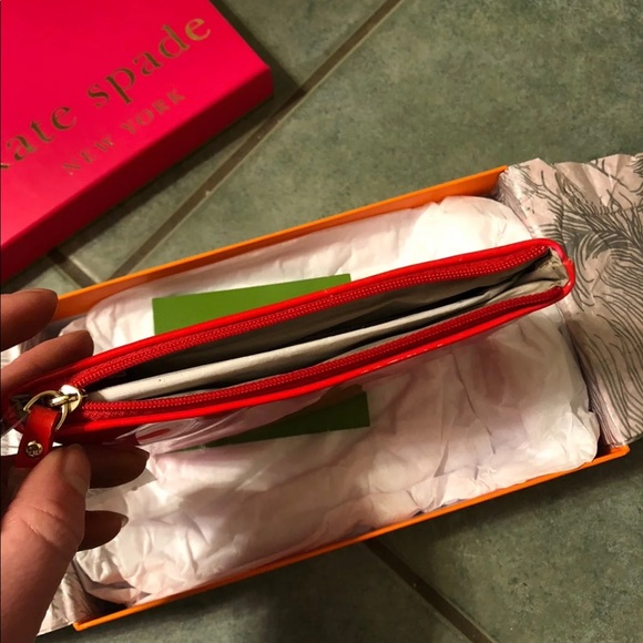 NWT, Kate Spade wristlet, clutch. Comes in box - Picture 5 of 8